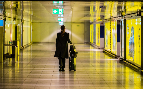 Das Klischeebild einer GeschÀftsreisenden am Flughafen - das Flugzeug liegt als Verkehrsmittel klar vorne. (Symbolbild) - Foto: Andreas Arnold/dpa Das Klischeebild einer GeschÀftsreisenden am Flughafen - das Flugzeug liegt als Verkehrsmittel klar vorne. (Symbolbild) - Foto: Andreas Arnold/dpa