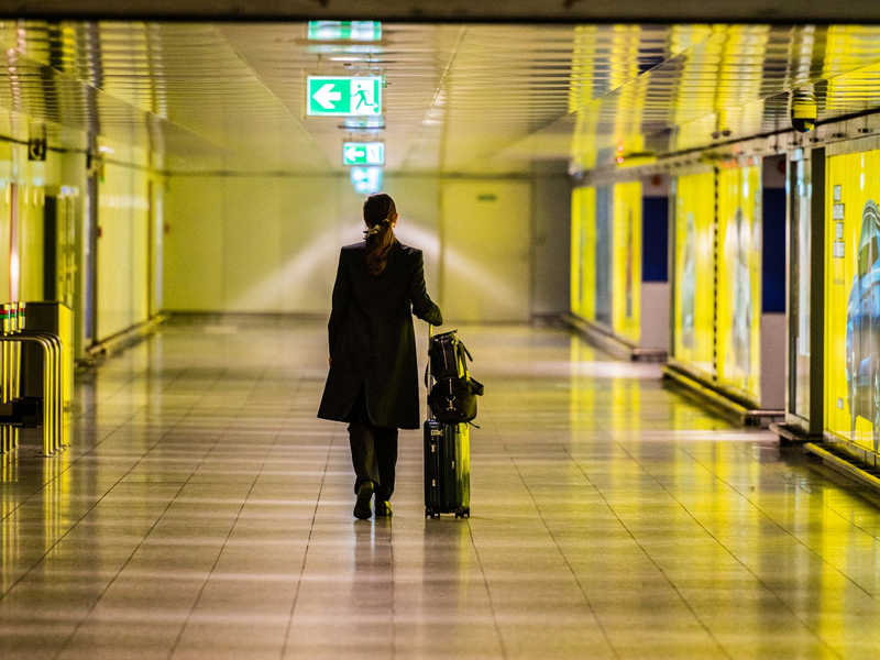 Das Klischeebild einer Geschäftsreisenden am Flughafen - das Flugzeug liegt als Verkehrsmittel klar vorne. (Symbolbild) - Foto: Andreas Arnold/dpa