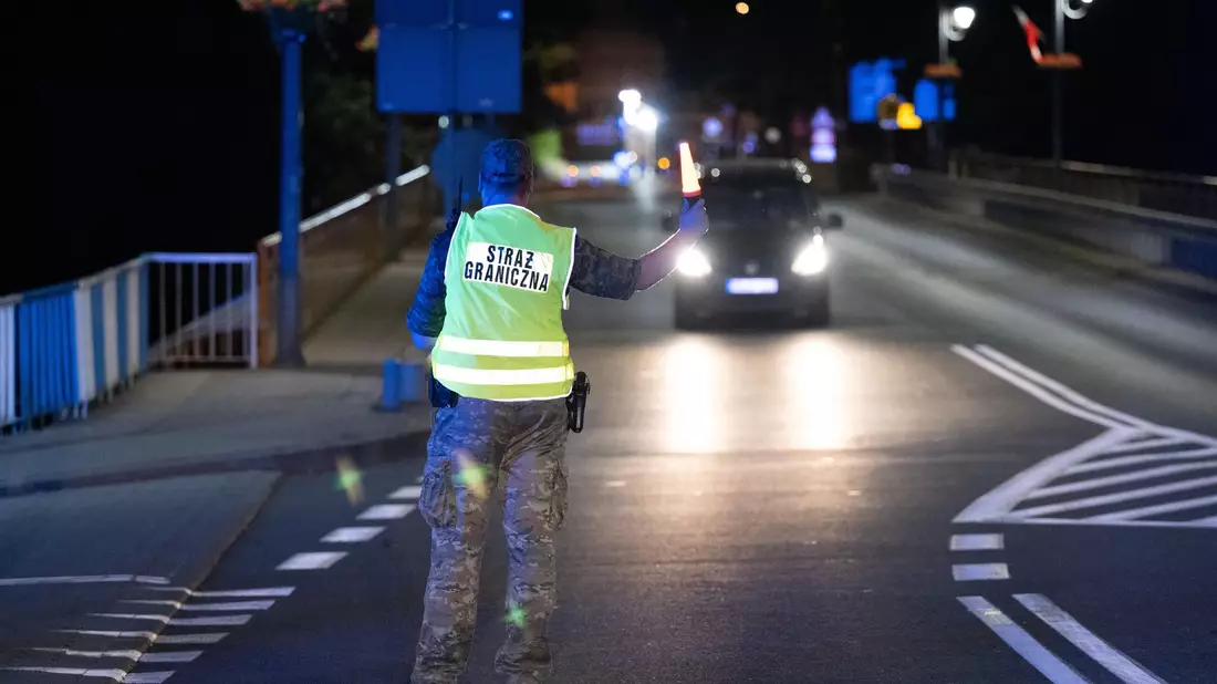 Polen hat vorübergehend die Grenzkontrollen an der deutsch-polnischen Grenze wieder aufgenommen. - Bild: Sebastian Kahnert/dpa