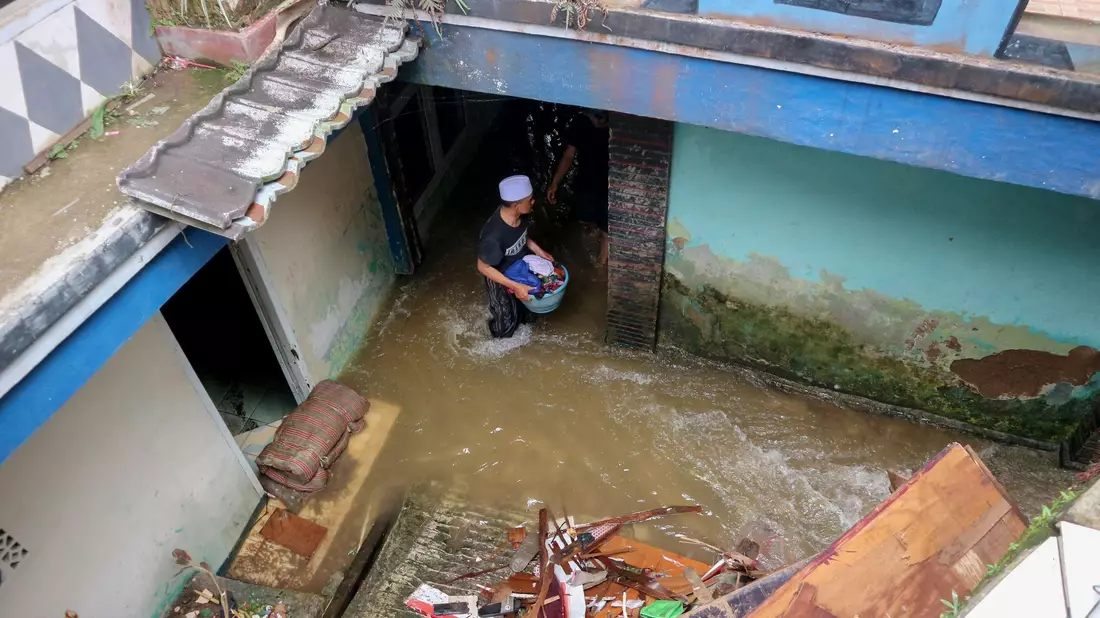 In der Region West-Java wurden viele Häuser schwer beschädigt. - Bild: Rangga Firmansyah/XinHua/dpa