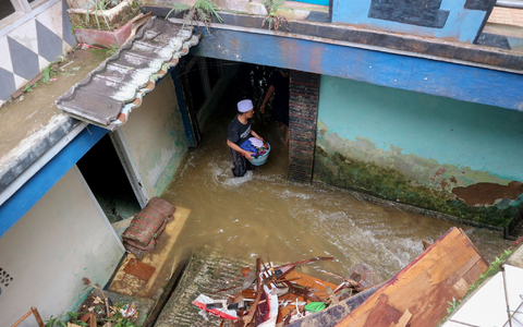 In der Region West-Java wurden viele Häuser schwer beschädigt. - Foto: Rangga Firmansyah/XinHua/dpa