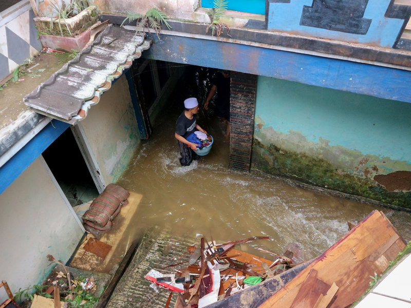 In der Region West-Java wurden viele Häuser schwer beschädigt. - Foto: Rangga Firmansyah/XinHua/dpa