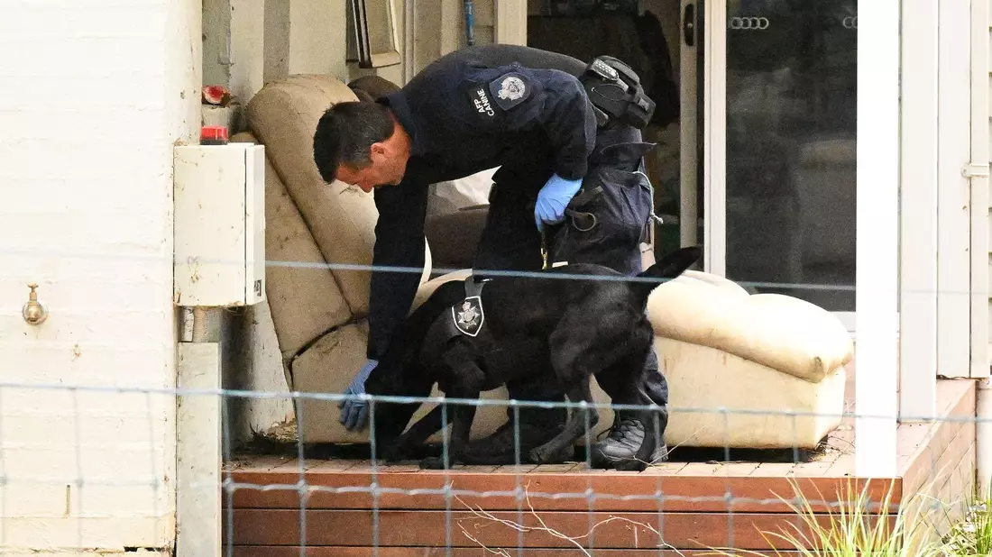 Ermittler suchten immer wieder nach Spuren im Haus der Angeklagten. (Archivbild) - Bild: James Ross/AAP/dpa