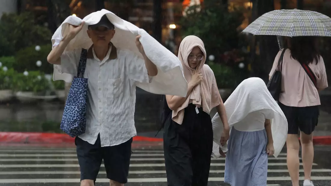 Wegen des Taifuns wurden in Taiwan zahlreiche Flüge gestrichen und Geschäfte blieben geschlossen.   - Bild: Chiang Ying-ying/AP/dpa