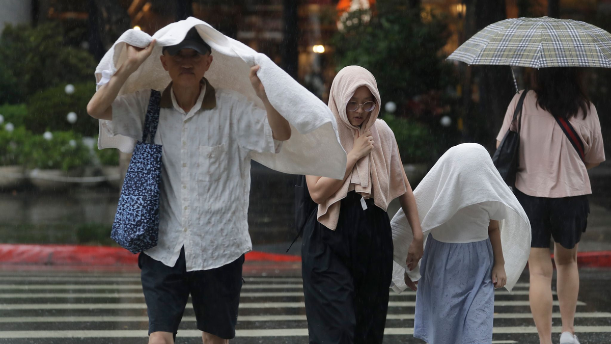Wegen des Taifuns wurden in Taiwan zahlreiche Flüge gestrichen und Geschäfte blieben geschlossen.   - Foto: Chiang Ying-ying/AP/dpa