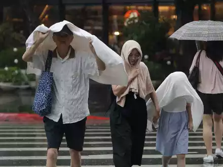 Wegen des Taifuns wurden in Taiwan zahlreiche Flüge gestrichen und Geschäfte blieben geschlossen.   - Foto: Chiang Ying-ying/AP/dpa