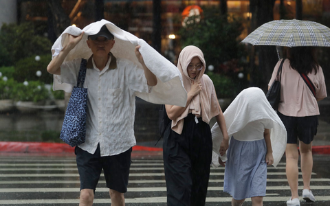 Wegen des Taifuns wurden in Taiwan zahlreiche Flüge gestrichen und Geschäfte blieben geschlossen.   - Foto: Chiang Ying-ying/AP/dpa