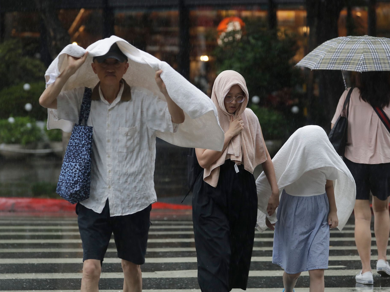 Wegen des Taifuns wurden in Taiwan zahlreiche Flüge gestrichen und Geschäfte blieben geschlossen.   - Foto: Chiang Ying-ying/AP/dpa