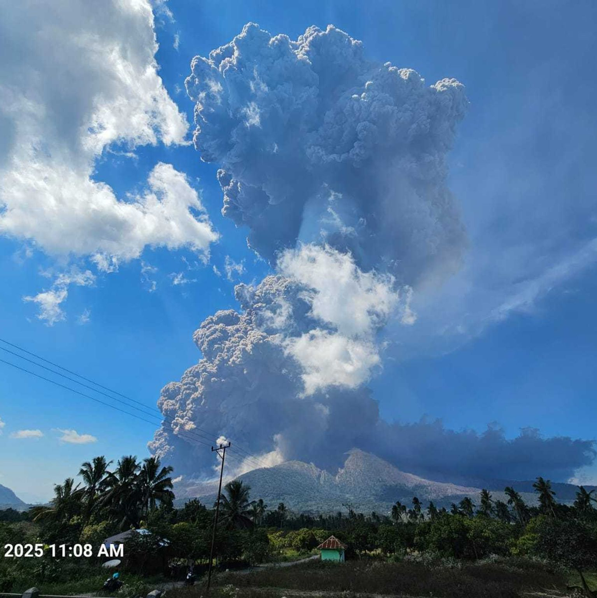 Der Lewotobi Laki-Laki liegt auf der auch bei Touristen beliebten Insel Flores. - Foto: --/Geological Agency Bilder /dpa