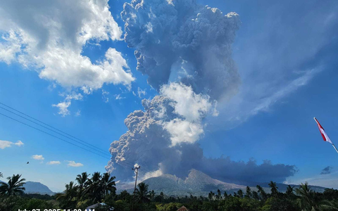 Der Lewotobi Laki-Laki liegt auf der auch bei Touristen beliebten Insel Flores. - Foto: --/Geological Agency Bilder /dpa