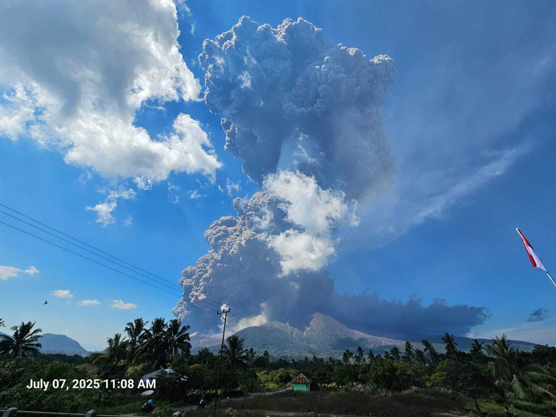Der Lewotobi Laki-Laki liegt auf der auch bei Touristen beliebten Insel Flores. - Foto: --/Geological Agency Bilder /dpa