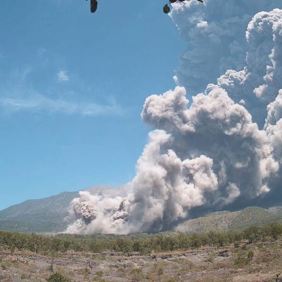 Die Behörden richteten eine Sperrzone rund um den Vulkan ein. - Foto: Badan Geologi/Badan Geologi/AP/dpa