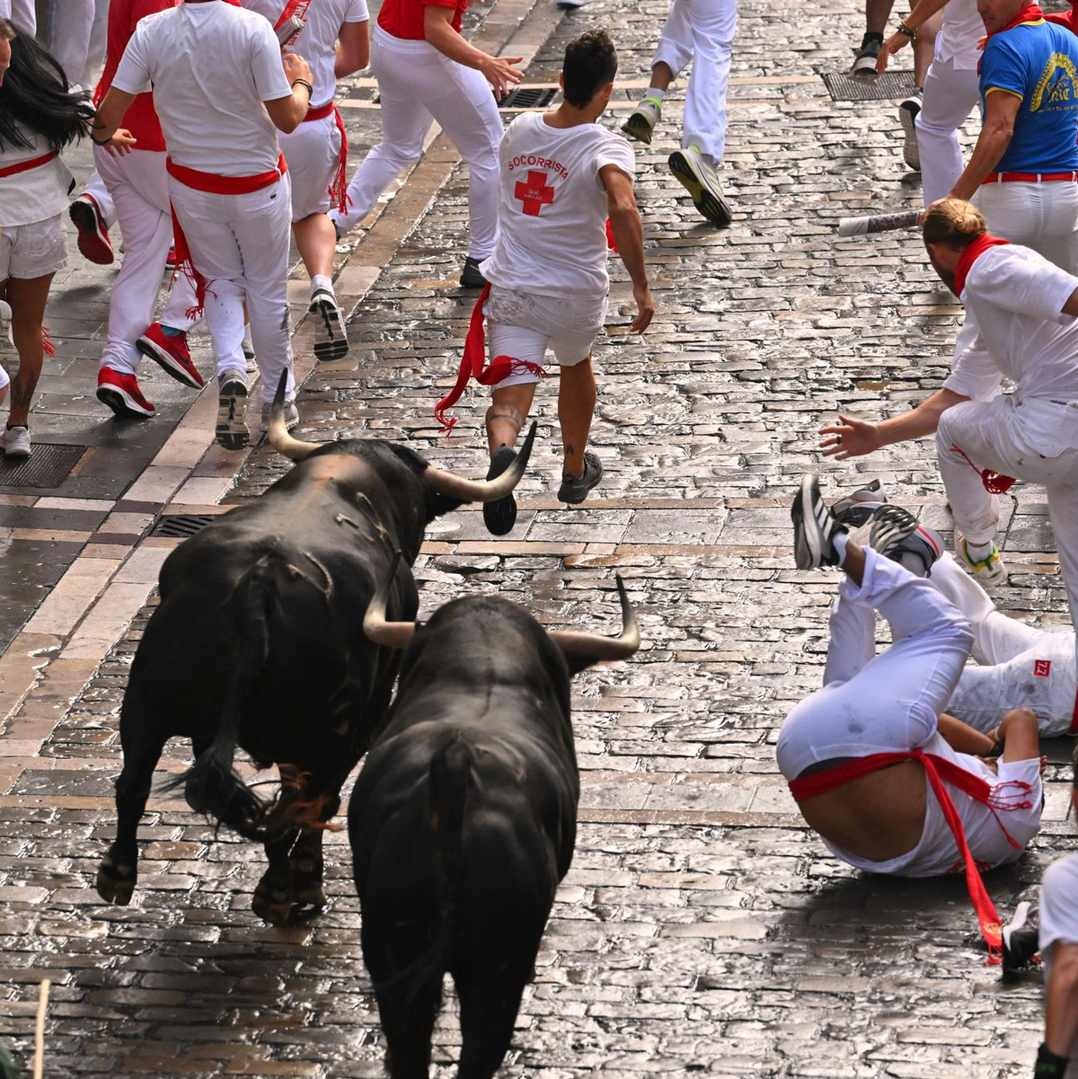 Auch beim dritten der insgesamt acht Läufe wurde einer der Teilnehmer durch einen Hornstoß verletzt. Er kam in ein Krankenhaus. - Foto: Miguel Oses/AP/dpa