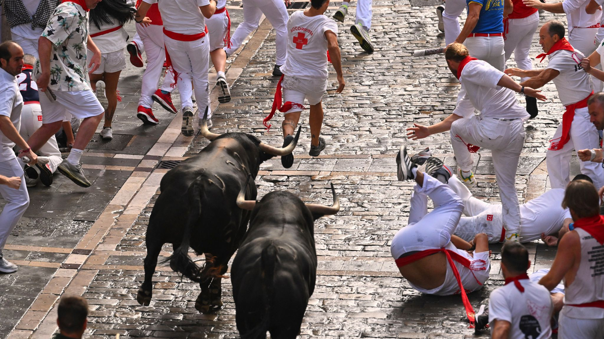 Viel Tumult in engen Gassen und dazu 600 Kilogramm schwere Bullen lassen die Anspannung bei allen steigen. - Foto: Miguel Oses/AP/dpa