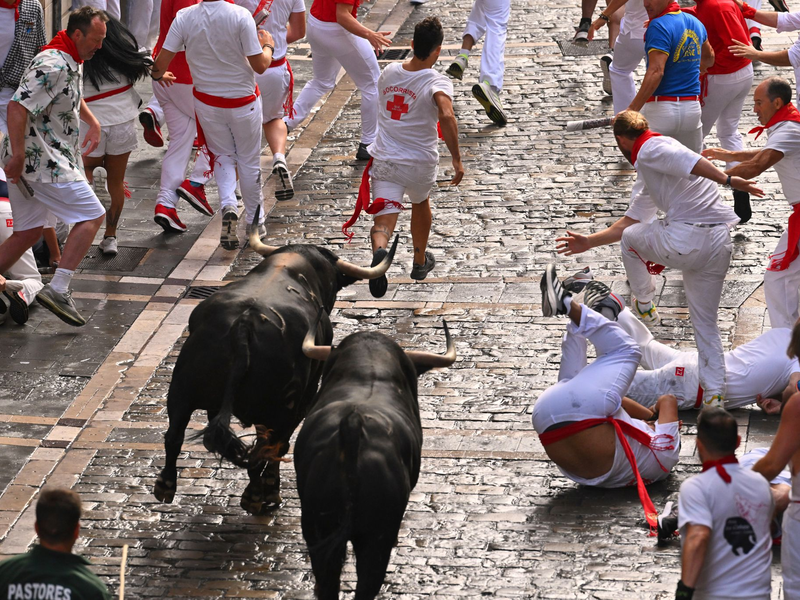 Viel Tumult in engen Gassen und dazu 600 Kilogramm schwere Bullen lassen die Anspannung bei allen steigen. - Foto: Miguel Oses/AP/dpa