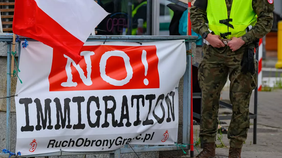 Das Banner stammt von der rechtsradikalen «Bewegung zur Verteidigung der Grenzen», die zu eigenmächtigen Grenzpatrouillen aufruft.  - Bild: Patrick Pleul/dpa