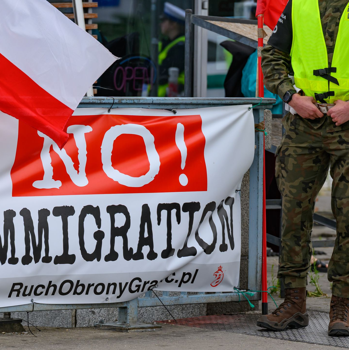 Das Banner stammt von der rechtsradikalen «Bewegung zur Verteidigung der Grenzen», die zu eigenmächtigen Grenzpatrouillen aufruft.  - Foto: Patrick Pleul/dpa