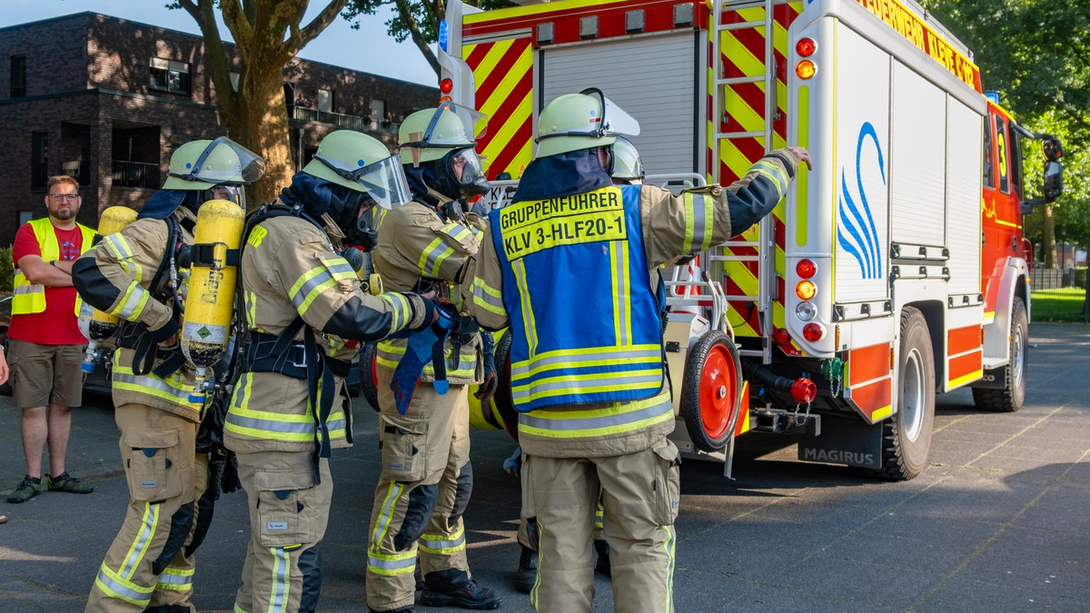 FW-KLE: Gemeinschaftsübung der Löschzüge Kellen und Nord-Ost am Finanzamt Kleve - Foto: presseportal.de