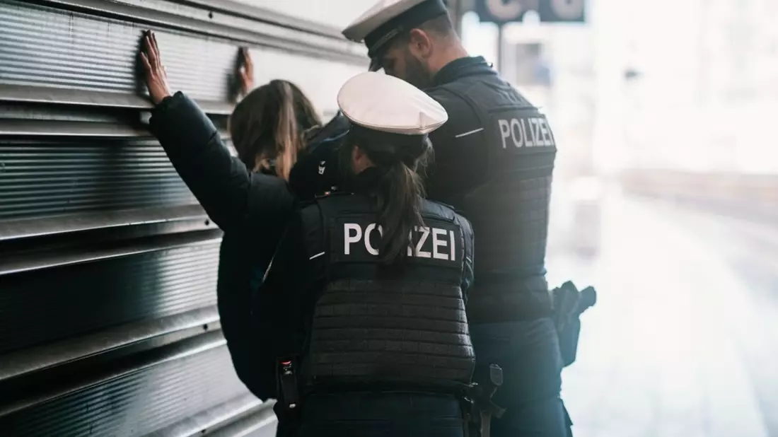 BPOL NRW: Widerstand gegen Polizeibeamte, mehrere Haftbefehle sowie ein Fluchtversuch - Bundespolizei nimmt fest - Bild: presseportal.de