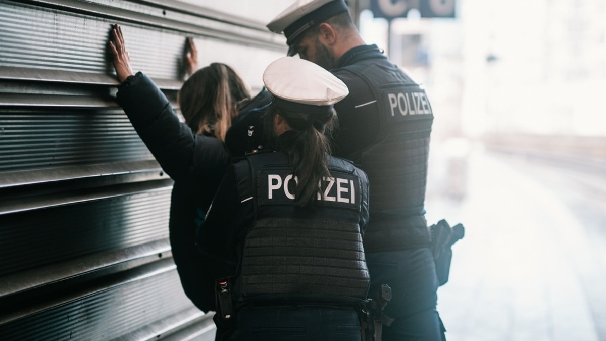 BPOL NRW: Widerstand gegen Polizeibeamte, mehrere Haftbefehle sowie ein Fluchtversuch - Bundespolizei nimmt fest - Foto: presseportal.de
