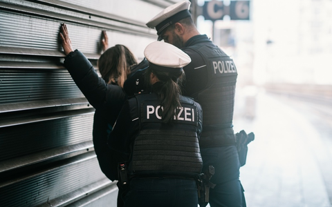BPOL NRW: Widerstand gegen Polizeibeamte, mehrere Haftbefehle sowie ein Fluchtversuch - Bundespolizei nimmt fest - Foto: presseportal.de