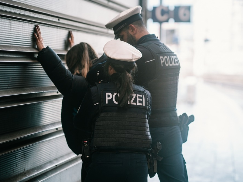 BPOL NRW: Widerstand gegen Polizeibeamte, mehrere Haftbefehle sowie ein Fluchtversuch - Bundespolizei nimmt fest - Foto: presseportal.de