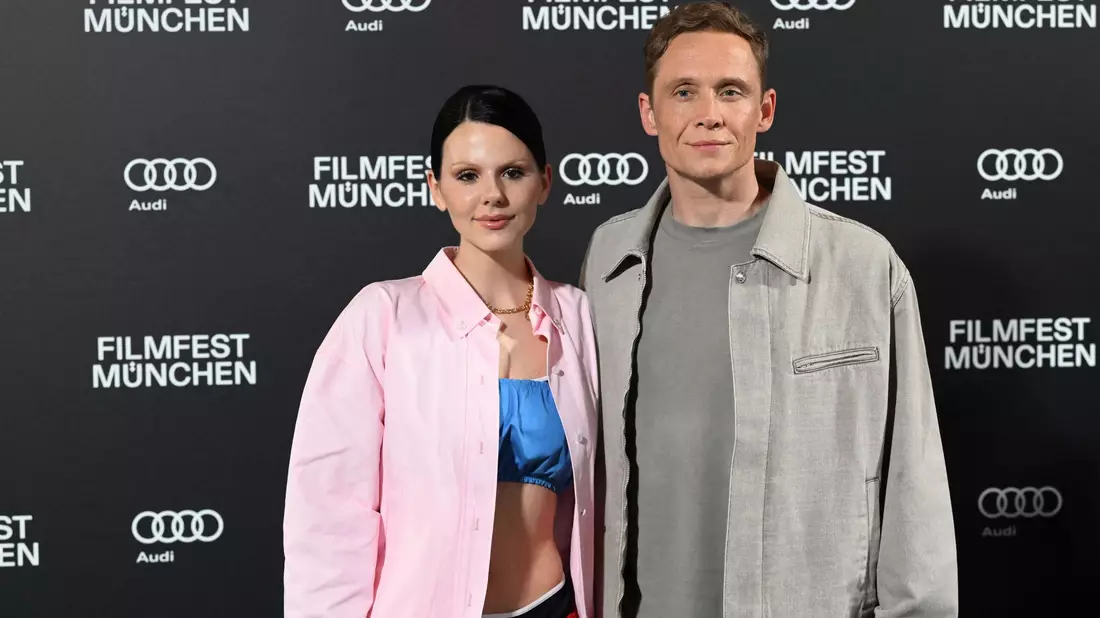 Matthias Schweighöfer und Ruby O. Fee vertreiben sich gern auch mal die Zeit zu Hause. (Archivfoto) - Bild: Felix Hörhager/dpa