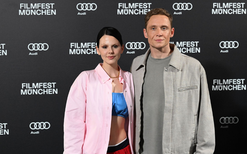 Matthias Schweighöfer und Ruby O. Fee vertreiben sich gern auch mal die Zeit zu Hause. (Archivfoto) - Foto: Felix Hörhager/dpa