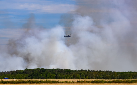 In einigen Gebieten können die Einsatzkräfte wegen Munitionsresten im Boden nur vom Fahrzeug aus löschen.  - Foto: Robert Michael/dpa
