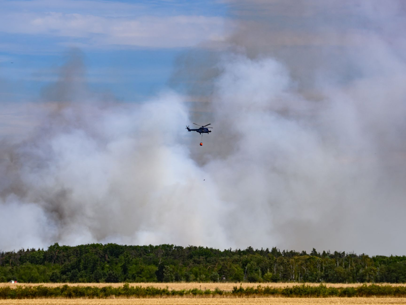 In einigen Gebieten können die Einsatzkräfte wegen Munitionsresten im Boden nur vom Fahrzeug aus löschen.  - Foto: Robert Michael/dpa