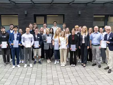 Neue SDG-Scouts für die Wertgarantie Group / 21 Young Talents starten als zertifizierte Nachhaltigkeitsbotschafter in der Unternehmensgruppe durch - Foto: presseportal.de