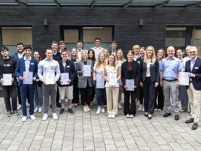 Neue SDG-Scouts für die Wertgarantie Group / 21 Young Talents starten als zertifizierte Nachhaltigkeitsbotschafter in der Unternehmensgruppe durch - Foto: presseportal.de