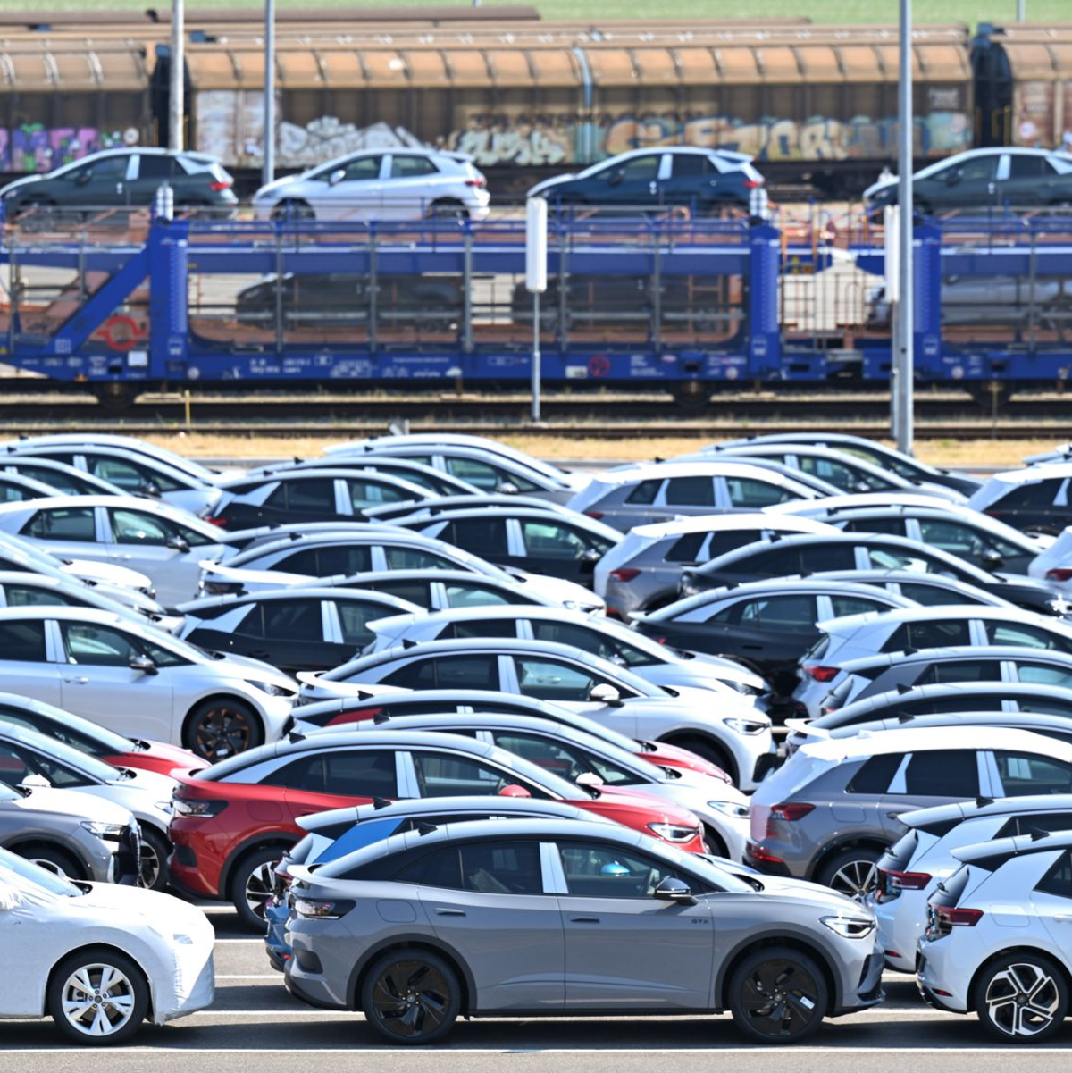 Elektroautos des VW-Konzerns: Ihr Absatzplus glich Rückgänge bei anderen Antriebstechnologien mehr als aus. - Foto: Hendrik Schmidt/dpa