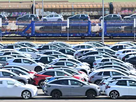 In Europa verkaufte der Konzern mit allen Marken fast drei Viertel mehr Batterieelektrofahrzeuge. (Archivbild) - Foto: Hendrik Schmidt/dpa