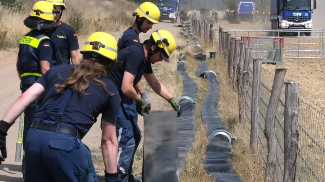 THW SN-TH: Brandeinsatz Gohrischheide: THW Wasserlogistik - Unverzichtbare Unterstützung bei Löscharbeiten der Feuerwehr - Bild: presseportal.de