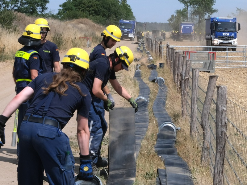 THW SN-TH: Brandeinsatz Gohrischheide: THW Wasserlogistik - Unverzichtbare Unterstützung bei Löscharbeiten der Feuerwehr - Foto: presseportal.de