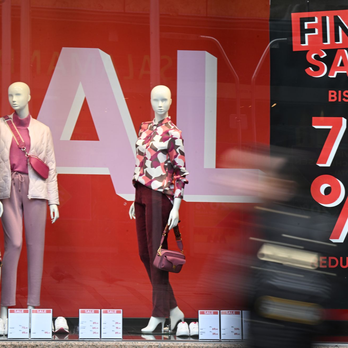 Die Kunden achten zurzeit stark auf Preise und Sonderangebote. - Foto: Bernd Weißbrod/dpa