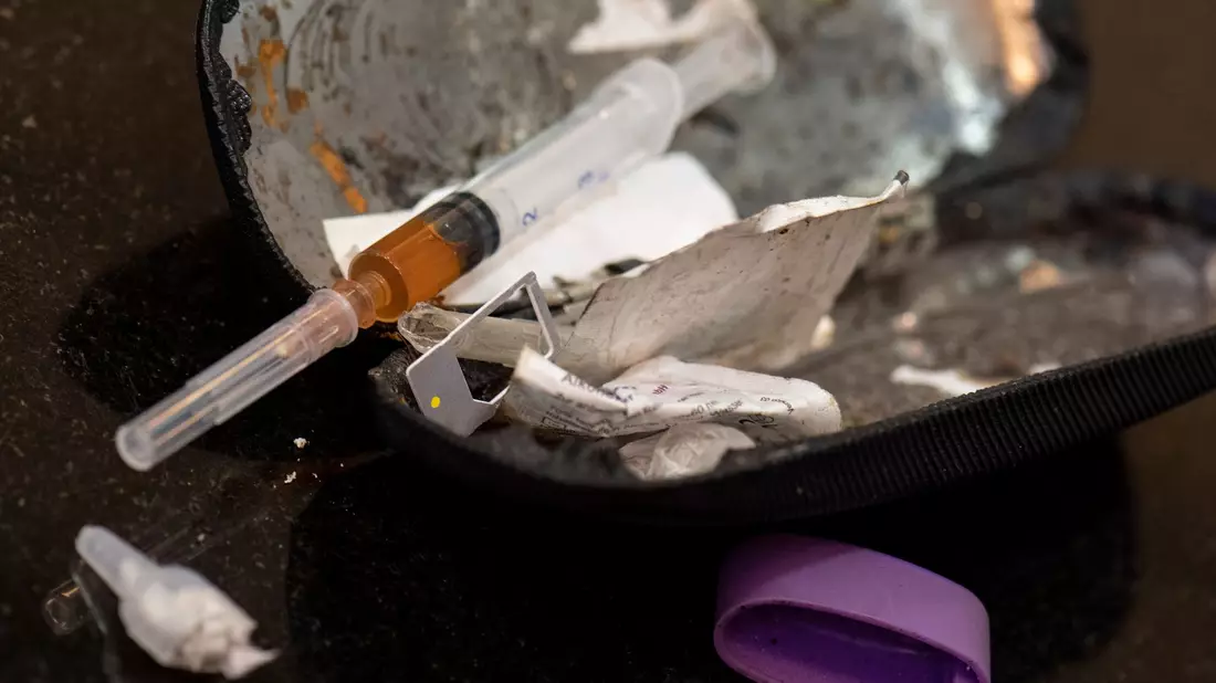 Heroin ist nach wie vor eine Hauptursache für Todesfälle wegen Drogen - aber bei weitem nicht die einzige. - Bild: Boris Roessler/dpa
