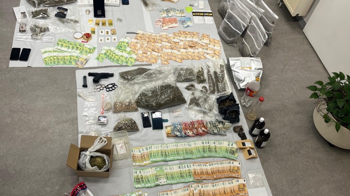 POL-K: 250707-1-K/REK Erfolg für die Schwerpunktgruppe Mülheim: Durchsuchungen decken Drogenhandel auf - fünfstelliger Bargeldfund, Schusswaffe und Betäubungsmittel sichergestellt - Foto: presseportal.de