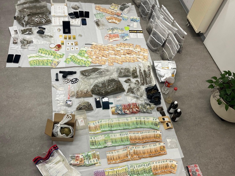 POL-K: 250707-1-K/REK Erfolg für die Schwerpunktgruppe Mülheim: Durchsuchungen decken Drogenhandel auf - fünfstelliger Bargeldfund, Schusswaffe und Betäubungsmittel sichergestellt - Foto: presseportal.de