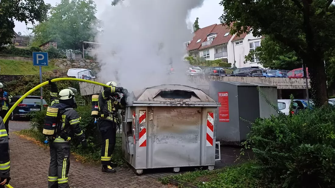FW-EN: Wetter - Feuerwehr am Abend erneut wegen brennendem Papiercontainer unterwegs - Bild: presseportal.de
