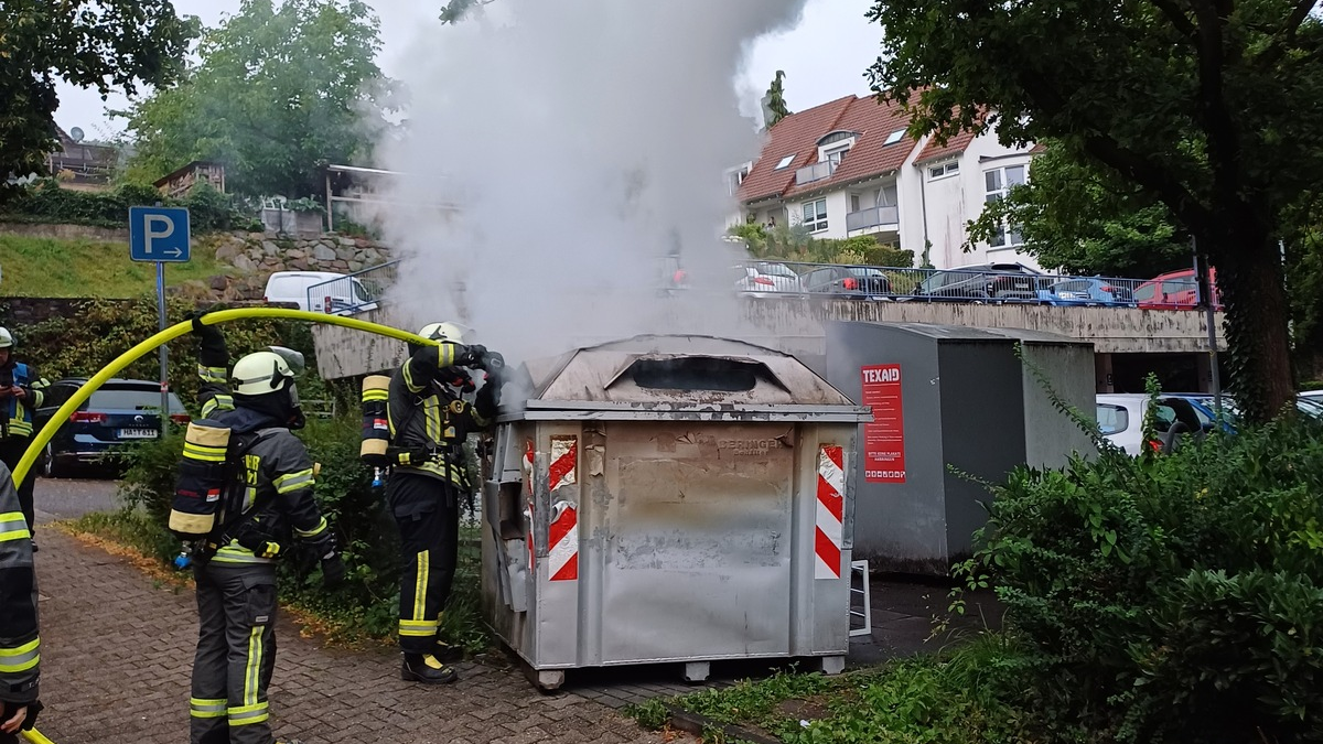 FW-EN: Wetter - Feuerwehr am Abend erneut wegen brennendem Papiercontainer unterwegs - Foto: presseportal.de