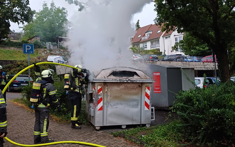 FW-EN: Wetter - Feuerwehr am Abend erneut wegen brennendem Papiercontainer unterwegs - Foto: presseportal.de