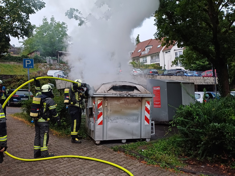 FW-EN: Wetter - Feuerwehr am Abend erneut wegen brennendem Papiercontainer unterwegs - Foto: presseportal.de