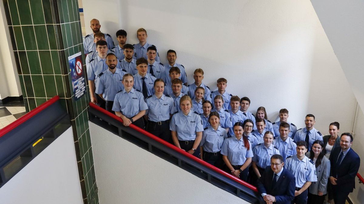 POL-HAM: Herzlich willkommen in Hamm: 31 neue Kommissaranwärterinnen und -anwärter starten ihr erstes Praktikum - Foto: presseportal.de