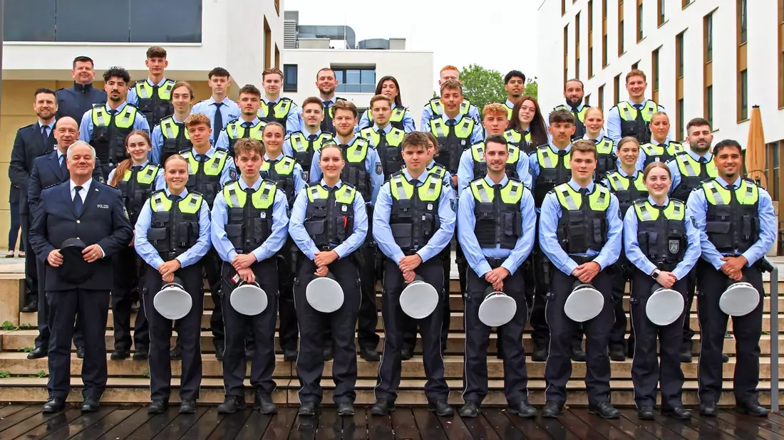 POL-DN: Das erste Mal auf Streife - Polizei Düren begrüßt 35 Kommissaranwärterinnen und -anwärter - Bild: presseportal.de