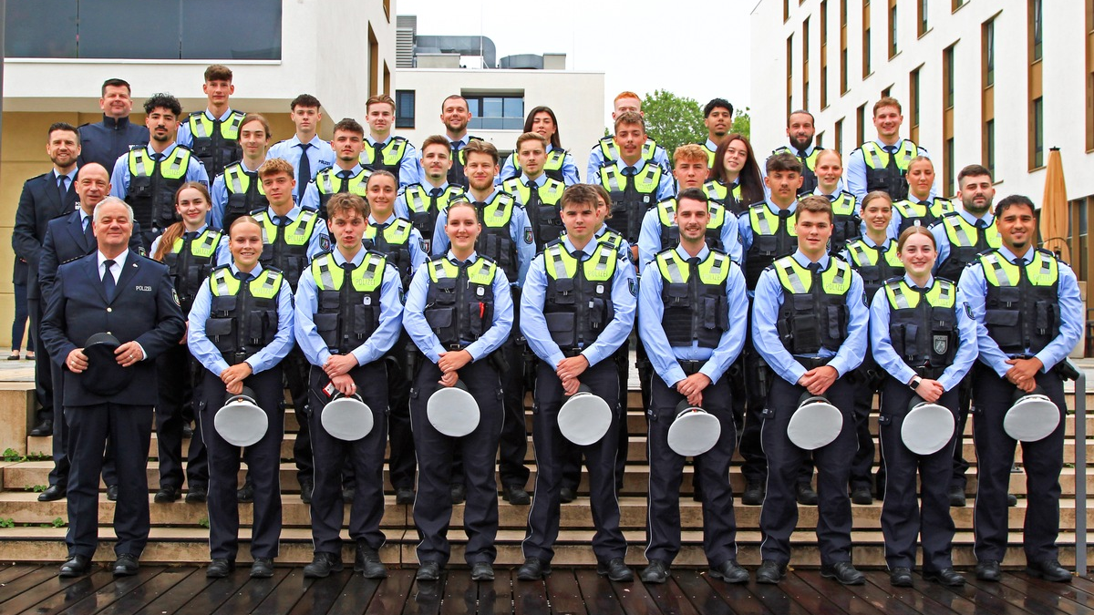 POL-DN: Das erste Mal auf Streife - Polizei Düren begrüßt 35 Kommissaranwärterinnen und -anwärter - Foto: presseportal.de