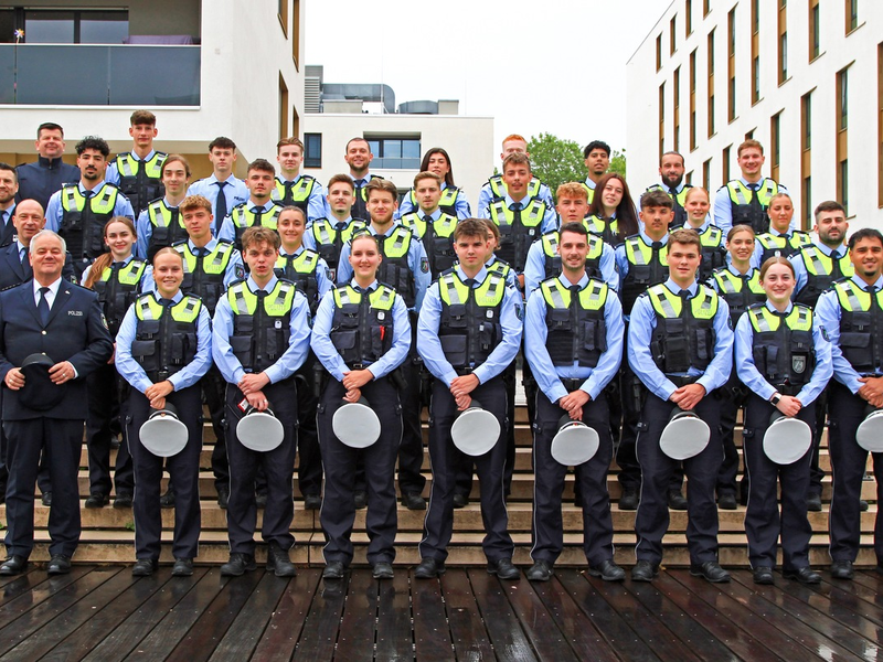 POL-DN: Das erste Mal auf Streife - Polizei Düren begrüßt 35 Kommissaranwärterinnen und -anwärter - Foto: presseportal.de