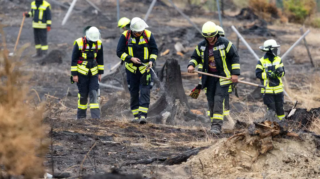150 Einsatzkräfte sind derzeit in Thüringen noch im Einsatz.  - Bild: Michael Reichel/dpa