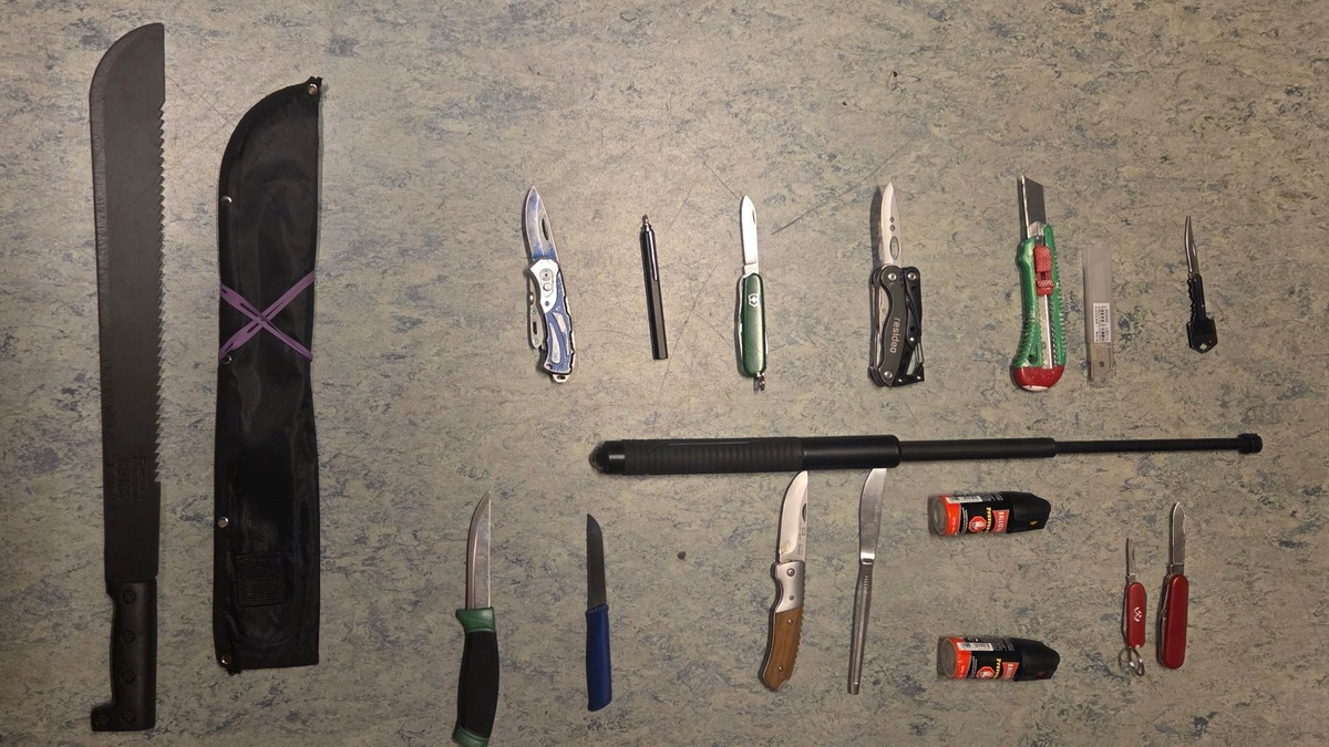 BPOL-H: Erfolgreicher Schwerpunkteinsatz der Bundespolizeiinspektion Hannover - eine hohe Anzahl von Messern und gefährlichen Gegenständen sichergestellt - Foto: presseportal.de